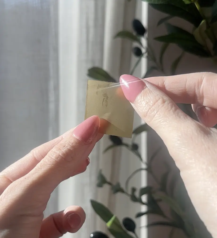 Hands holding a Meltem sleep strip